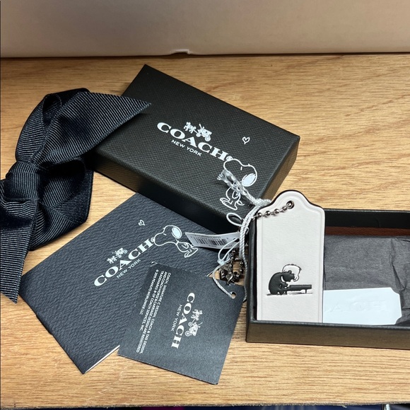 Coach Peanuts Bright White Leather Hang Tag NWT - Picture 1 of 3